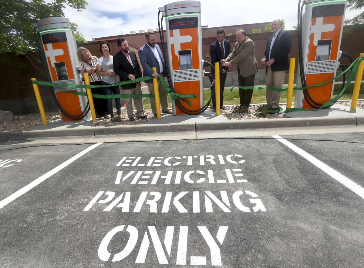 Sandy opens 45 electric vehicle charging stations at city facilities