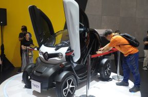 Pengunjung mengamati mobil listrik Twizy yang dipajang pada pameran otomotif Gaikindo Indonesia International