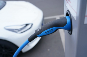 UK must install 700 electric vehicle charge points a day to hit 2030 target