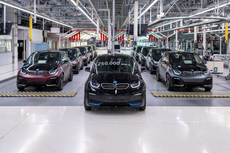 BMW sends off final i3 EVs with special gold paint – EQ Mag Pro
