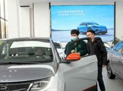 Chinese EV comptition hots up as BYD offers discounts
