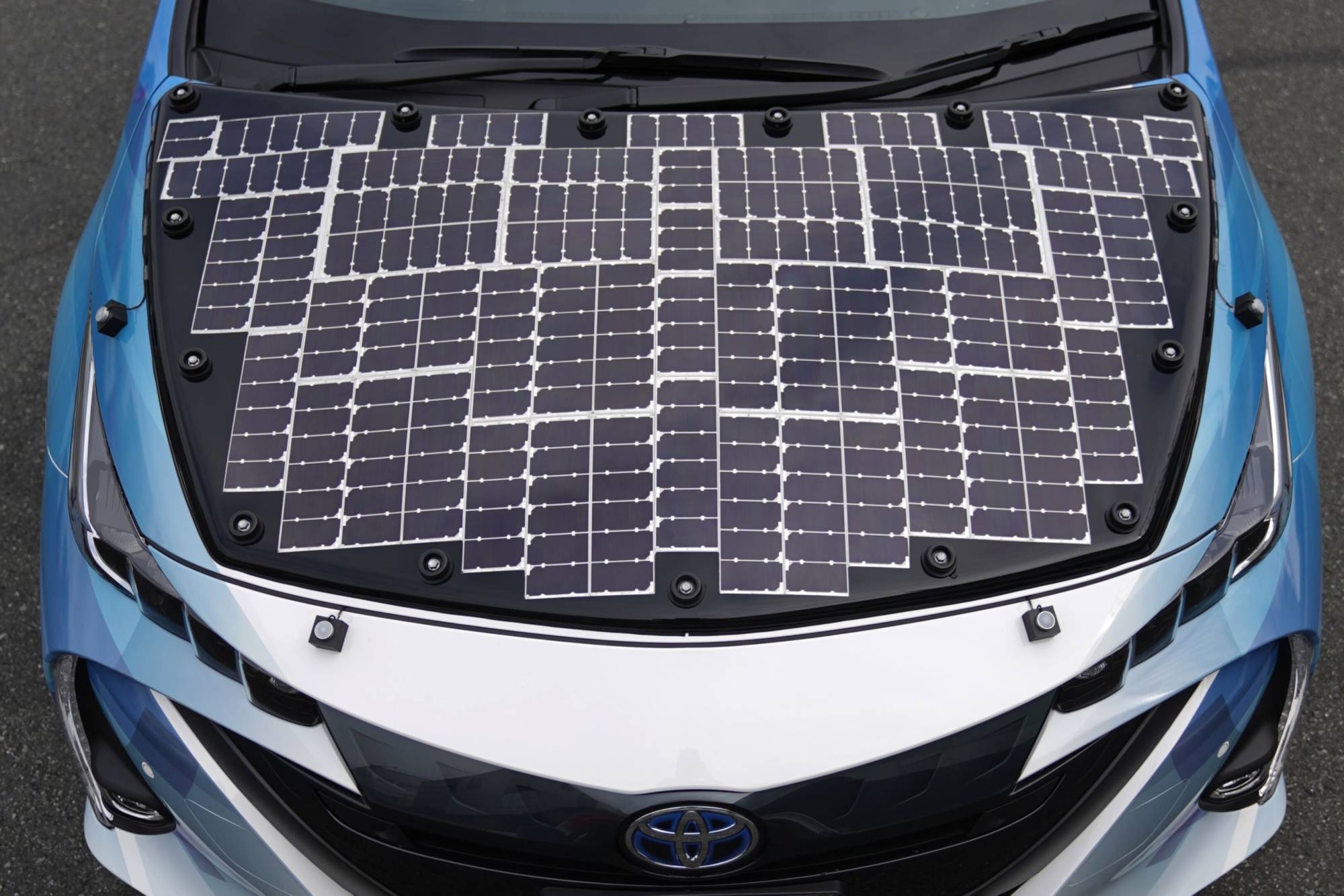 How solar roofs are being used to power electric cars – EQ Mag
