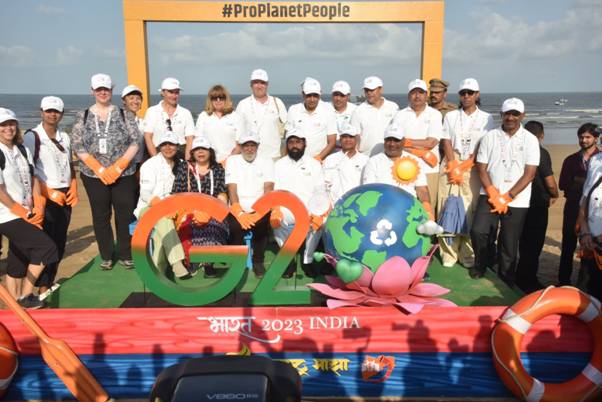 Shri Bhupender Yadav participates in G20 Mega Beach Clean Up campaign at Juhu Beach in Mumbai – EQ Mag
